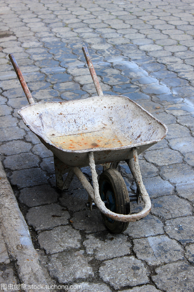 獨輪手推車在大街上